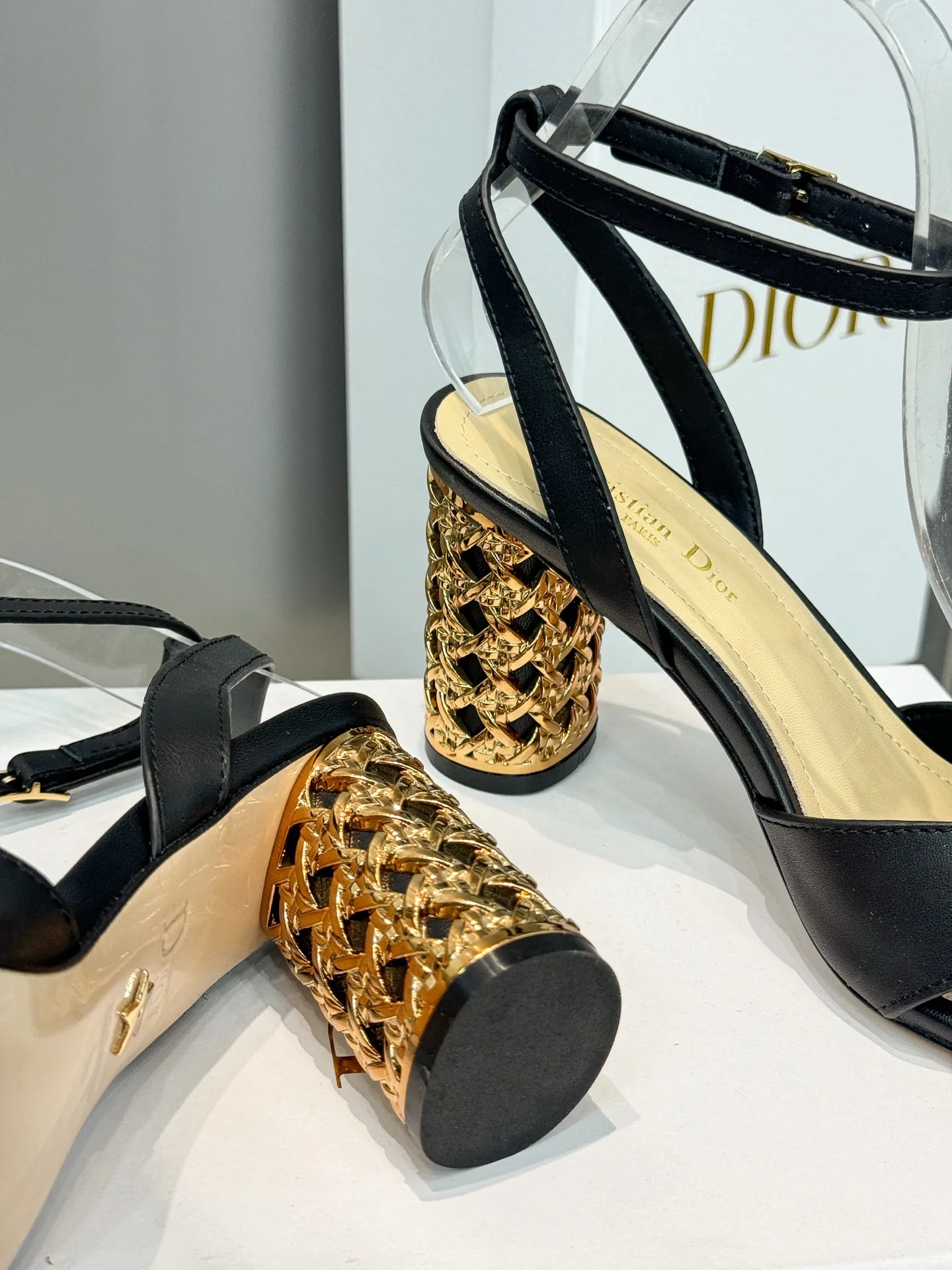👟👟Ex-factory price 560👟👟 Dior 2024 autumn and winter new Icon series cylindrical heel ankle strap women's shoes CD star same style high-heeled round toe cross strap color matching sandals Material: imported full-grain calfskin upper + water-dyed sheepskin lining feet + Italian genuine leather outsole Heel height: 8.5CM Size: 35-42 Standard code (40.41.42. Customized, non-refundable)